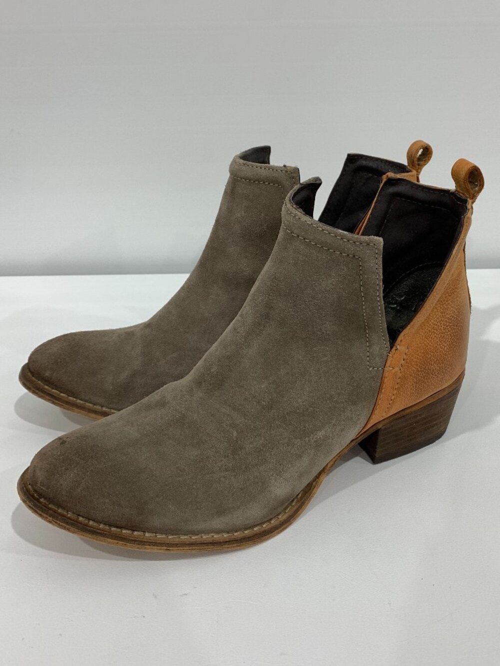 Diba Gray Suede & Honey Brown Leather Cutaway Ankle Boots Size 7.